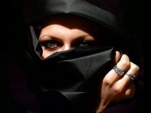 El burka de moda en Paris antes de su inminente prohibicion2