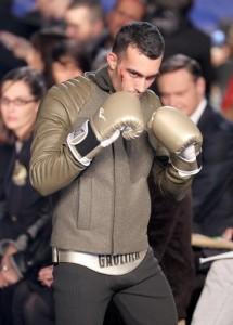 Gaultier presenta su coleccion otono-invierno sobre un ring de boxeo1